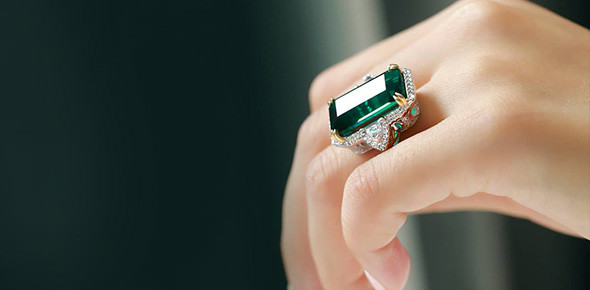 Best engagement ring for her green emerald band