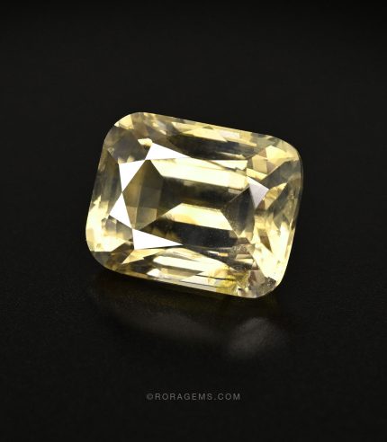 4ct yellow sapphire from Ceylon – gemstone for Guru Graha strength and positive energy. Premium natural stone for astrology rings & pendants. ஸ்ரீலங்கா இயல்பான மஞ்சள் ரத்தினம்.