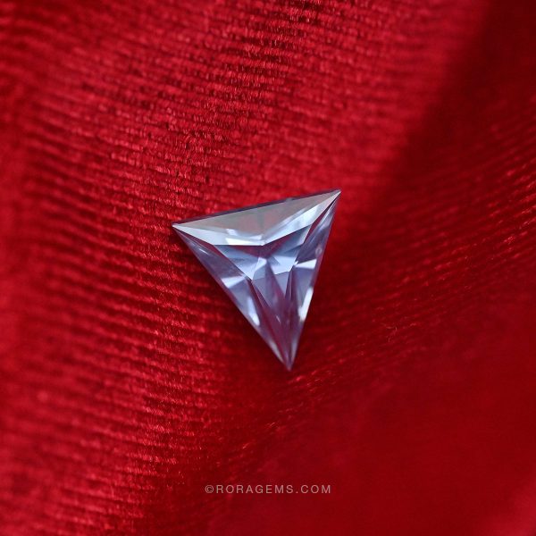 Premium 4 carat triangular cut “Zaffiro Blu” from Sri Lanka – loved by top jewelers and collectors across Europe.