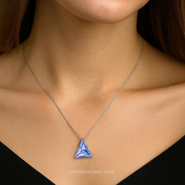 Highly sought-after “الصفير الأزرق” 4 carat Ceylon gemstone – triangular brilliance for luxury collectors in the Arab world.
