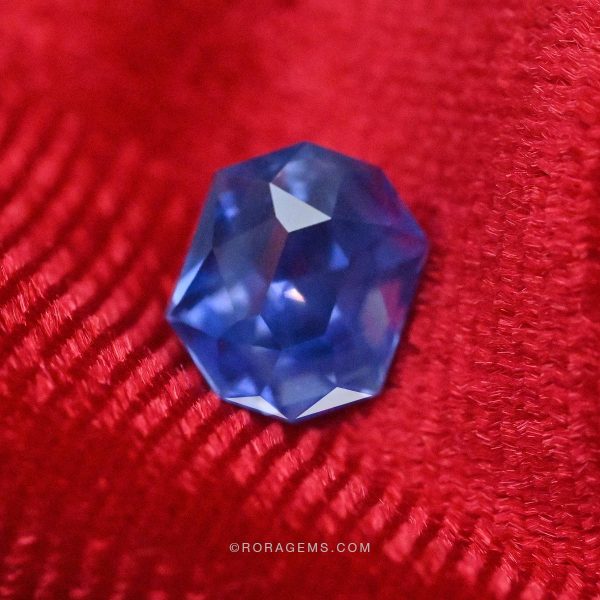 Rectangular fancy cut cornflower sapphire 3 carat 蓝宝石 矩形切工 / Корнфлауэр сапфир 3 карата прямоугольная огранка — platinum ring idea